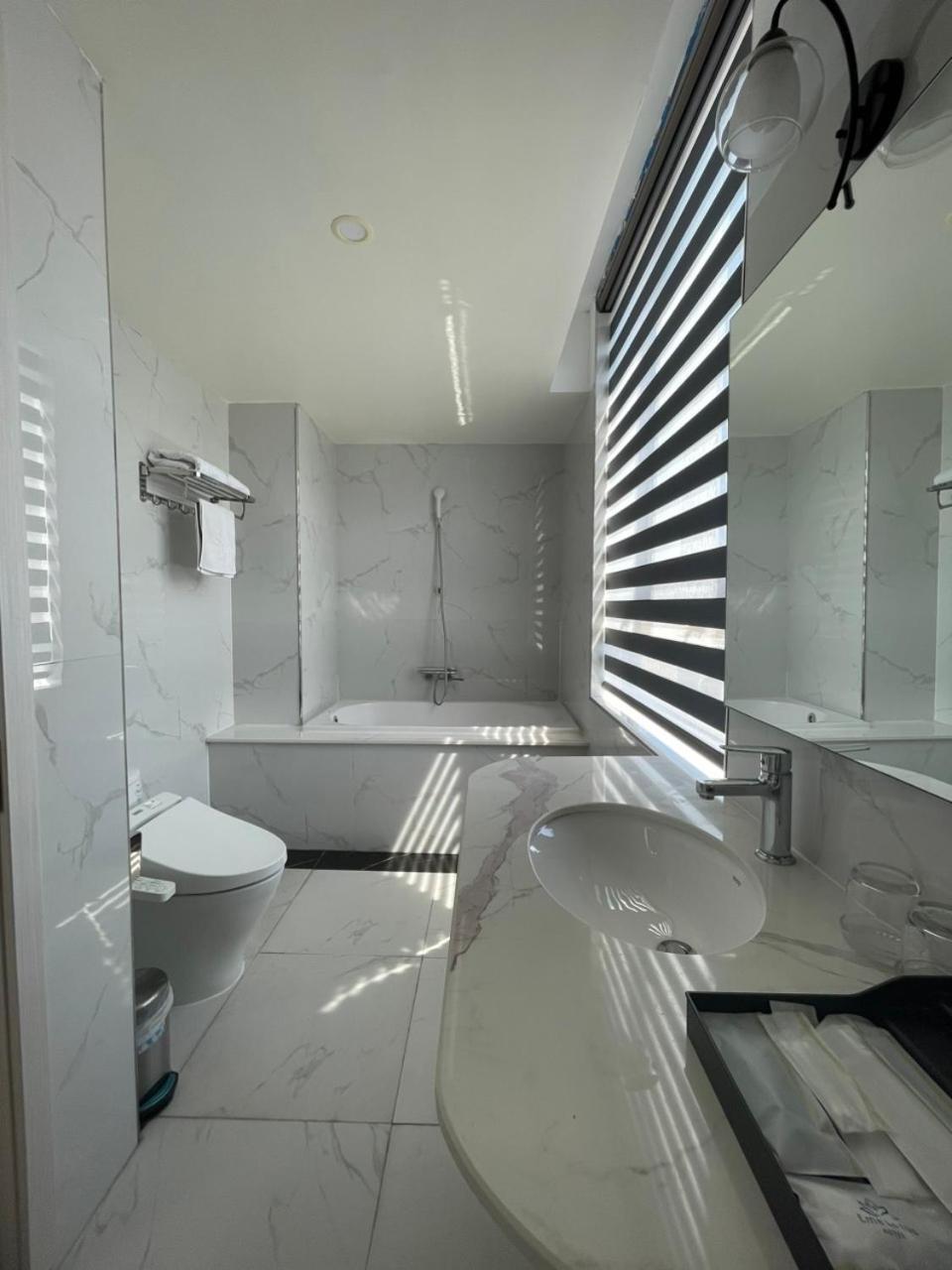 Lotus Hotel & Apartment Hai Phong Esterno foto
