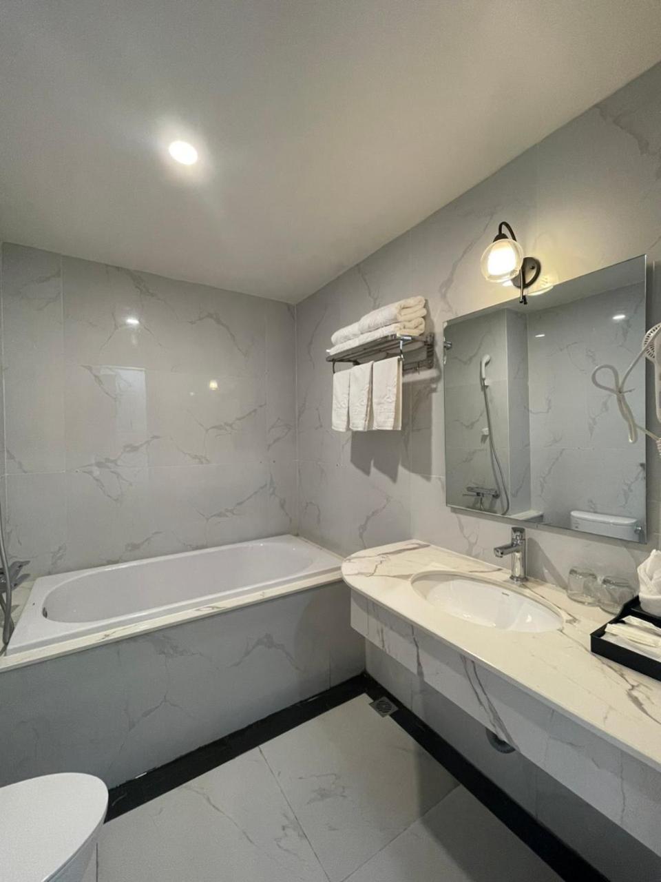 Lotus Hotel & Apartment Hai Phong Esterno foto